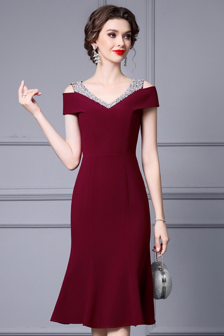 Cold Shoulder Fishtail Dress - Wine Party Dress L (US 6) Cold Shoulder Fishtail Dress - Wine Party Dress L (US 6)